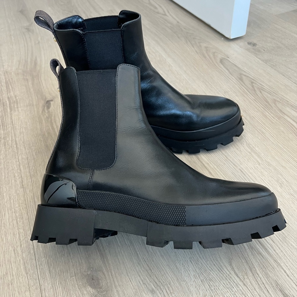 Michael Michael Kors
logo-embossed leather ankle boots